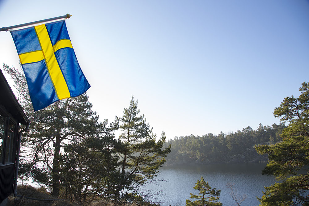 svensk flagga vid sjocc88 och stuga