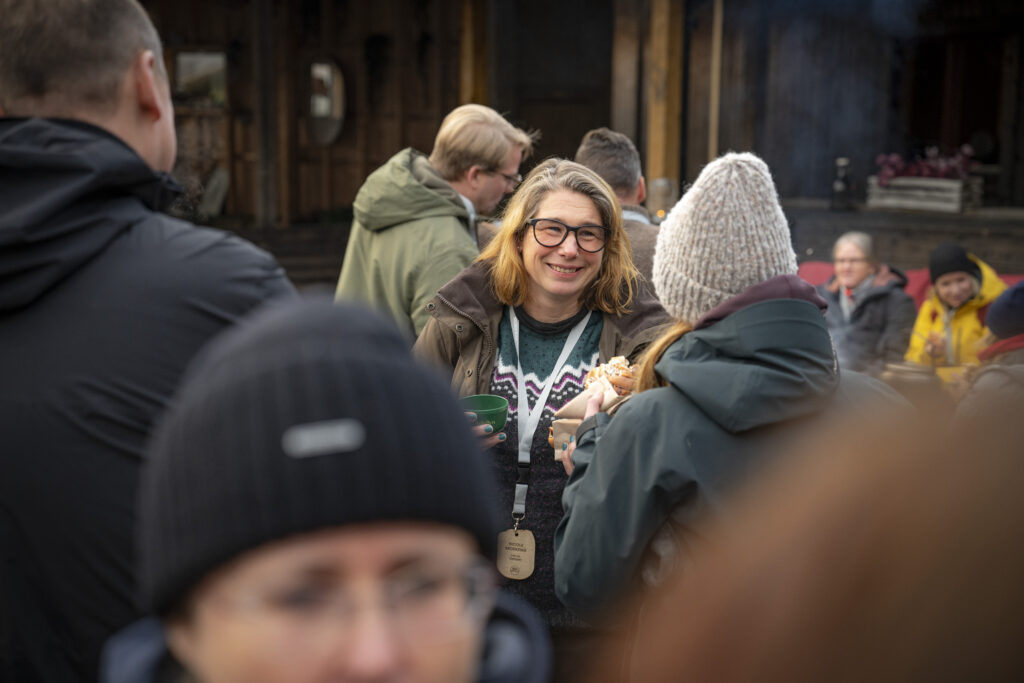 Samtal människor i grupp under Forum för naturturism - naturturism i skyddad natur