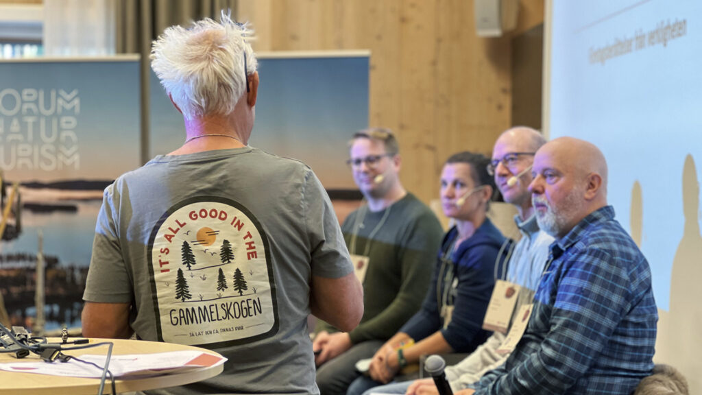 människor i paneldebatt