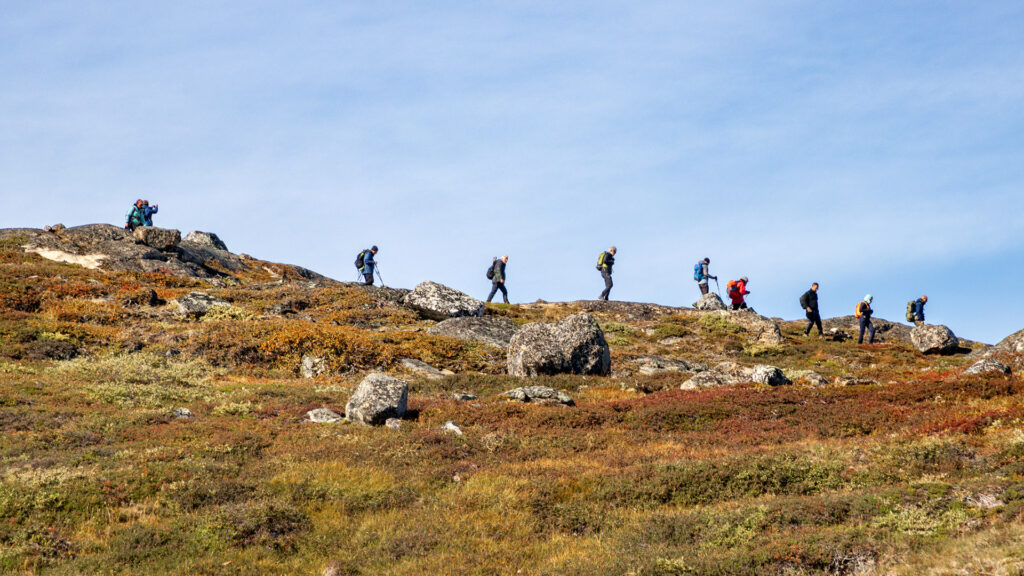 grupp av människor på fjällvandring