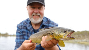 Man med fisk i händerna