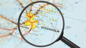 Kartbild över Stockholmslän genom ett förstoringsglas